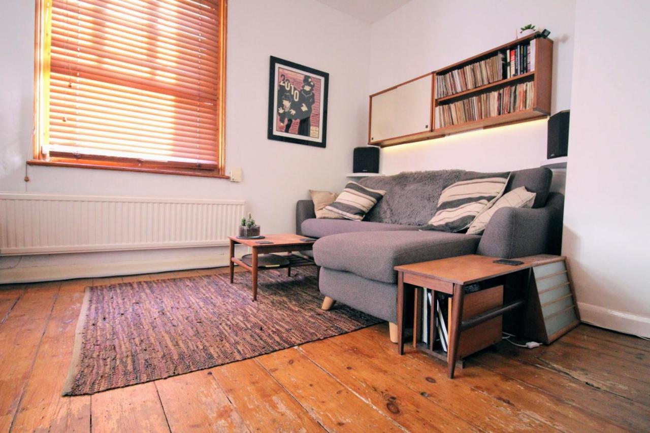 Traditional Victorian 2 Bed In Cobbled Street + Mod Cons - Full Home London Bagian luar foto