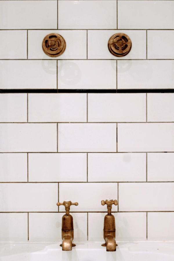 Traditional Victorian 2 Bed In Cobbled Street + Mod Cons - Full Home London Bagian luar foto