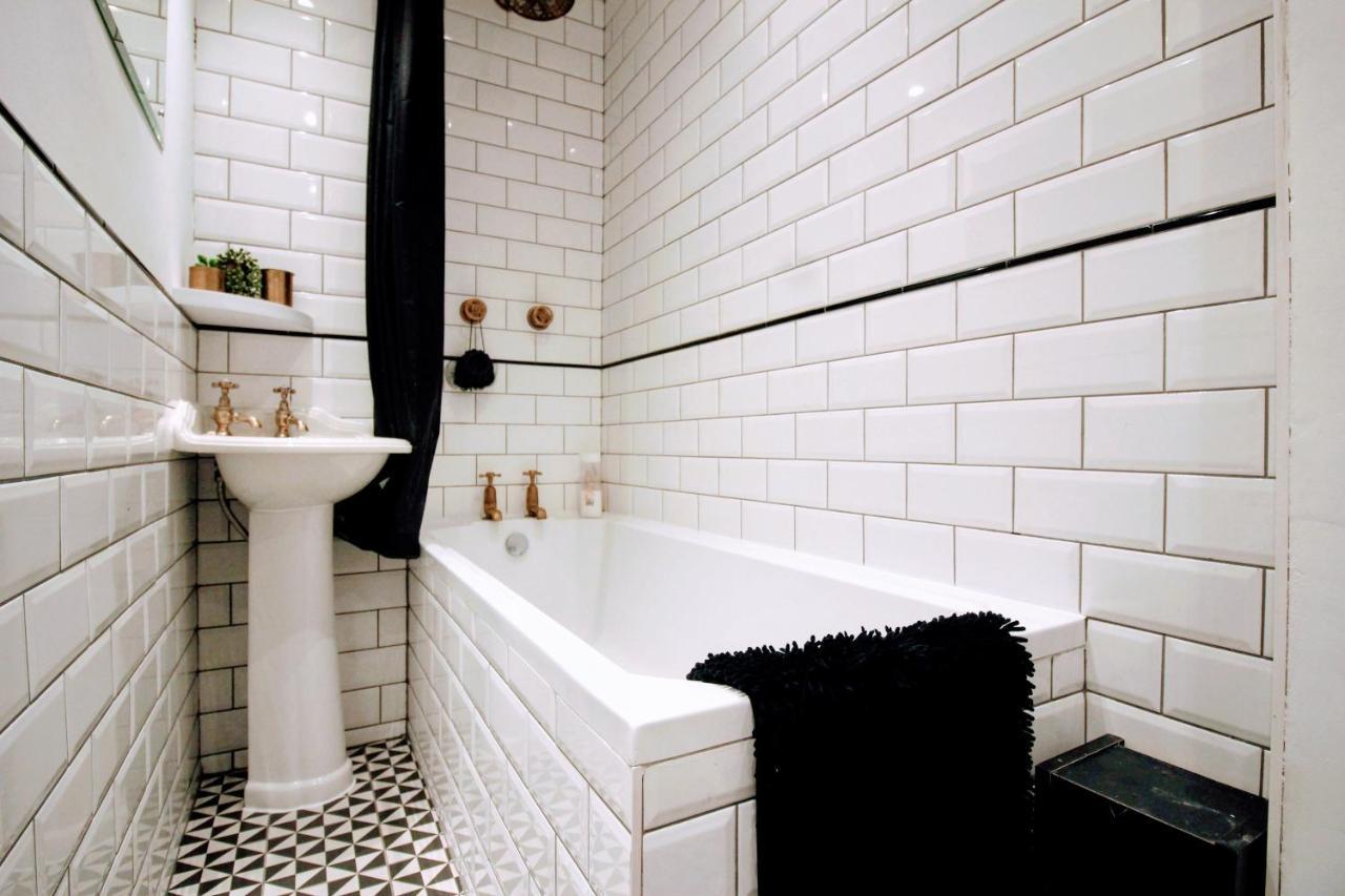 Traditional Victorian 2 Bed In Cobbled Street + Mod Cons - Full Home London Bagian luar foto