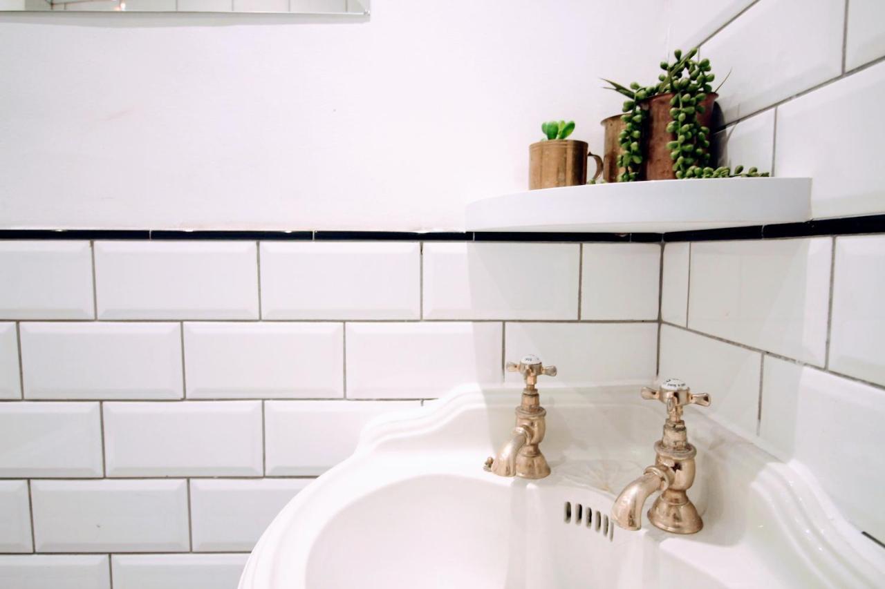Traditional Victorian 2 Bed In Cobbled Street + Mod Cons - Full Home London Bagian luar foto